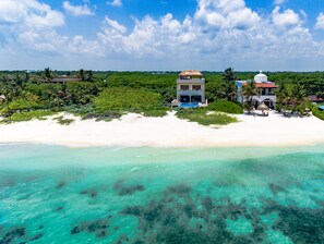 On the beach - Ocean Front Private 3 Bedroom Villa in Akumal (Akumal)