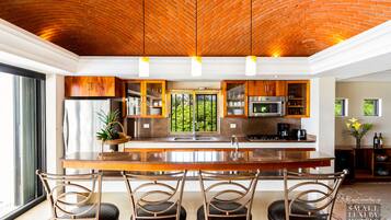 Villa Deluxe, 3 habitaciones, para no fumadores, alberca privada | Cocina privada | Refrigerador con congelador, microondas, horno y parrilla de estufa