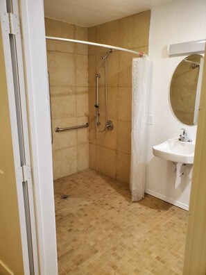 Combined shower/bathtub, towels - Colton Motel (Colton)
