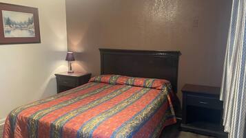 Habitación, 1 cama Queen size | Wifi gratis y ropa de cama