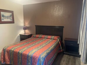 Room, 1 Queen Bed | Free WiFi, bed sheets - Colton Motel (Colton)
