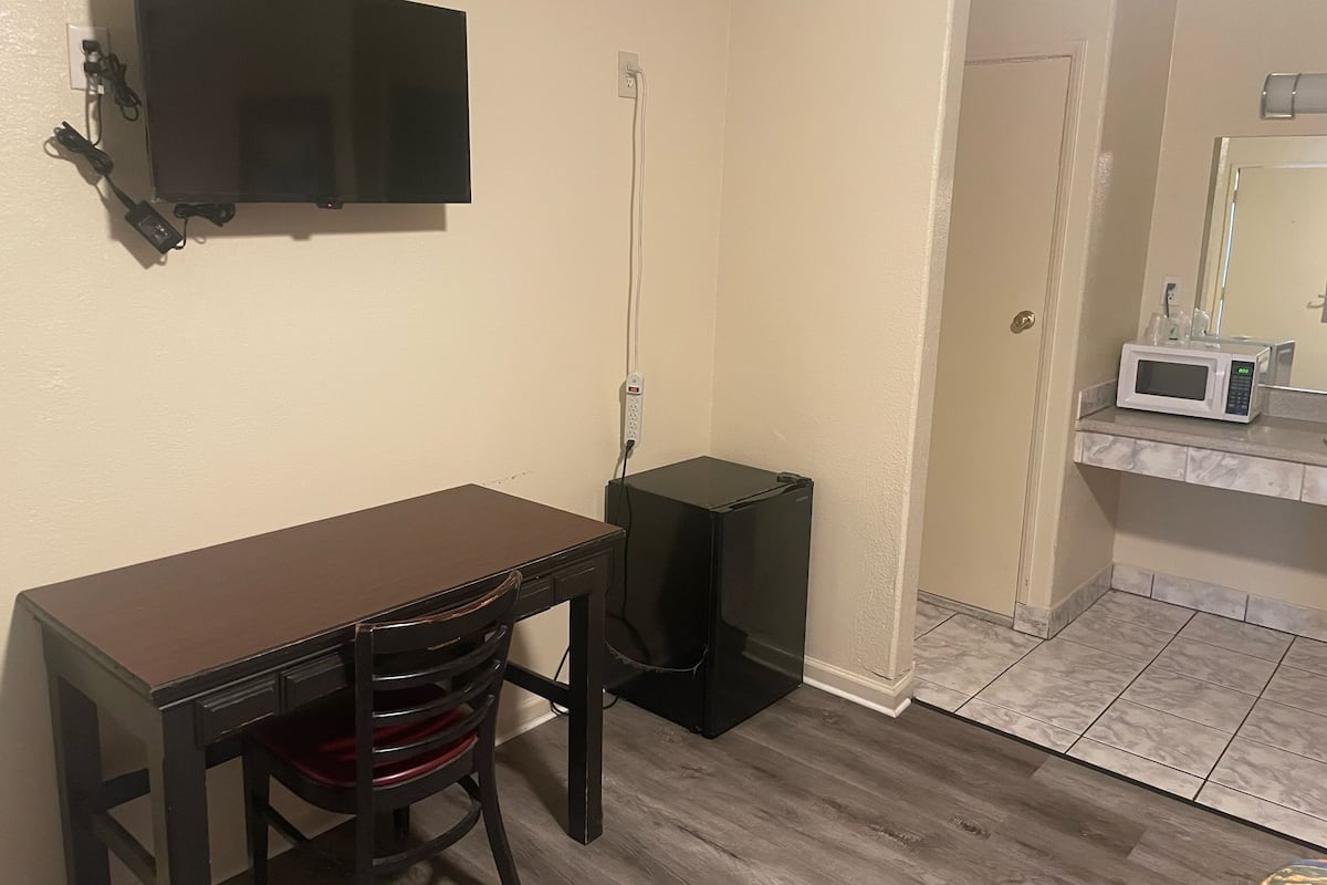 Basic Room, 1 Queen Bed, Accessible | Free WiFi, bed sheets