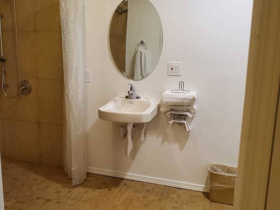 Ensemble douche/baignoire, serviettes fournies