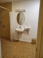 Bañera con ducha, toallas