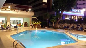 Kolam renang indoor dan kolam renang outdoor musiman