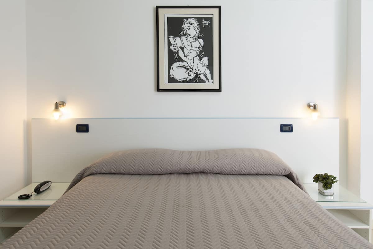 Minibar, coffres-forts dans les chambres, bureau, Wi-Fi gratuit
