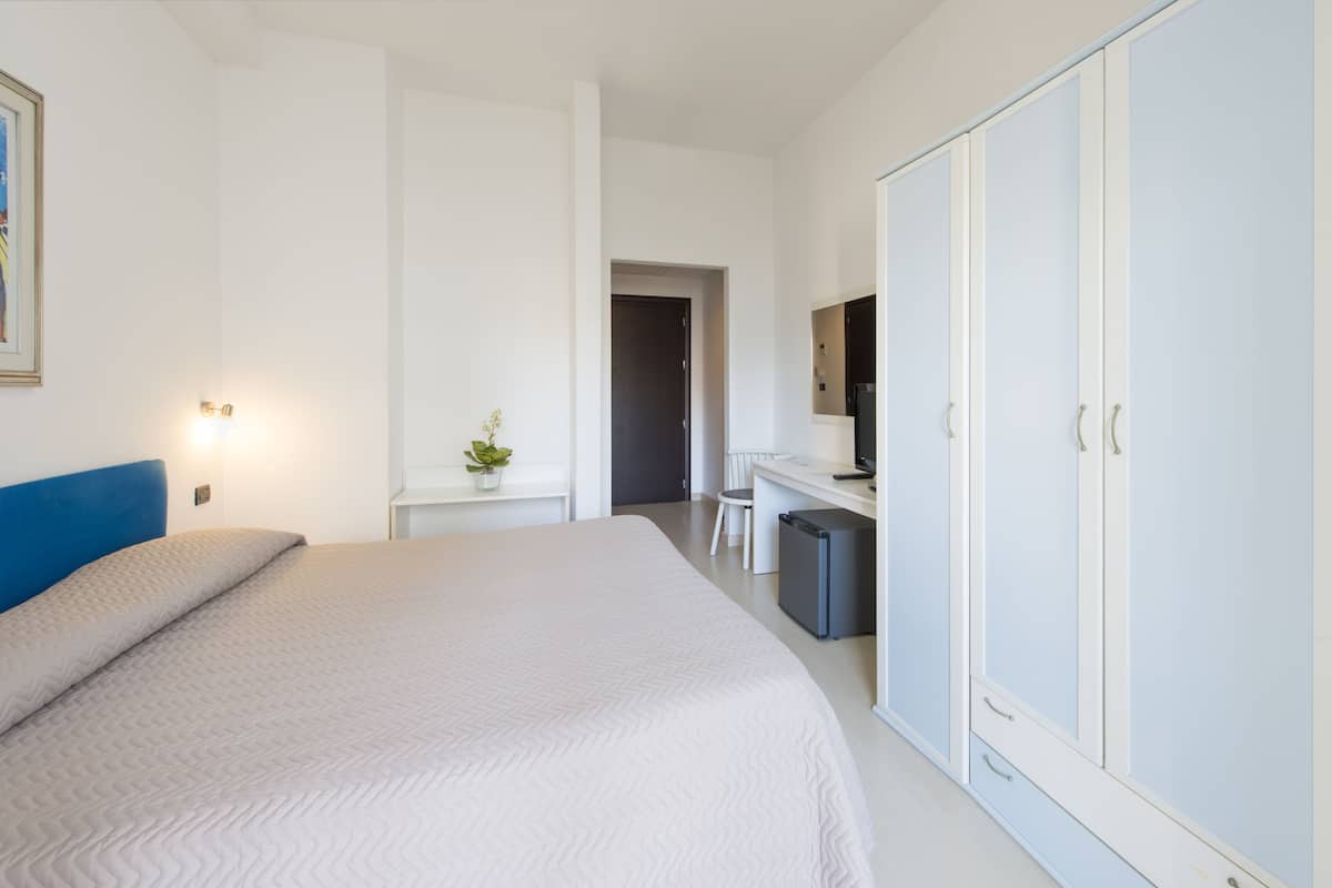 Minibar, coffres-forts dans les chambres, bureau, Wi-Fi gratuit