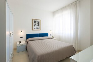 Habitación cuádruple, 1 habitación | Minibar, caja fuerte, escritorio y wifi gratis