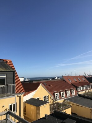 Apartamento panorâmico, 2 camas de solteiro, acessível, vista para o mar | Terraço/pátio