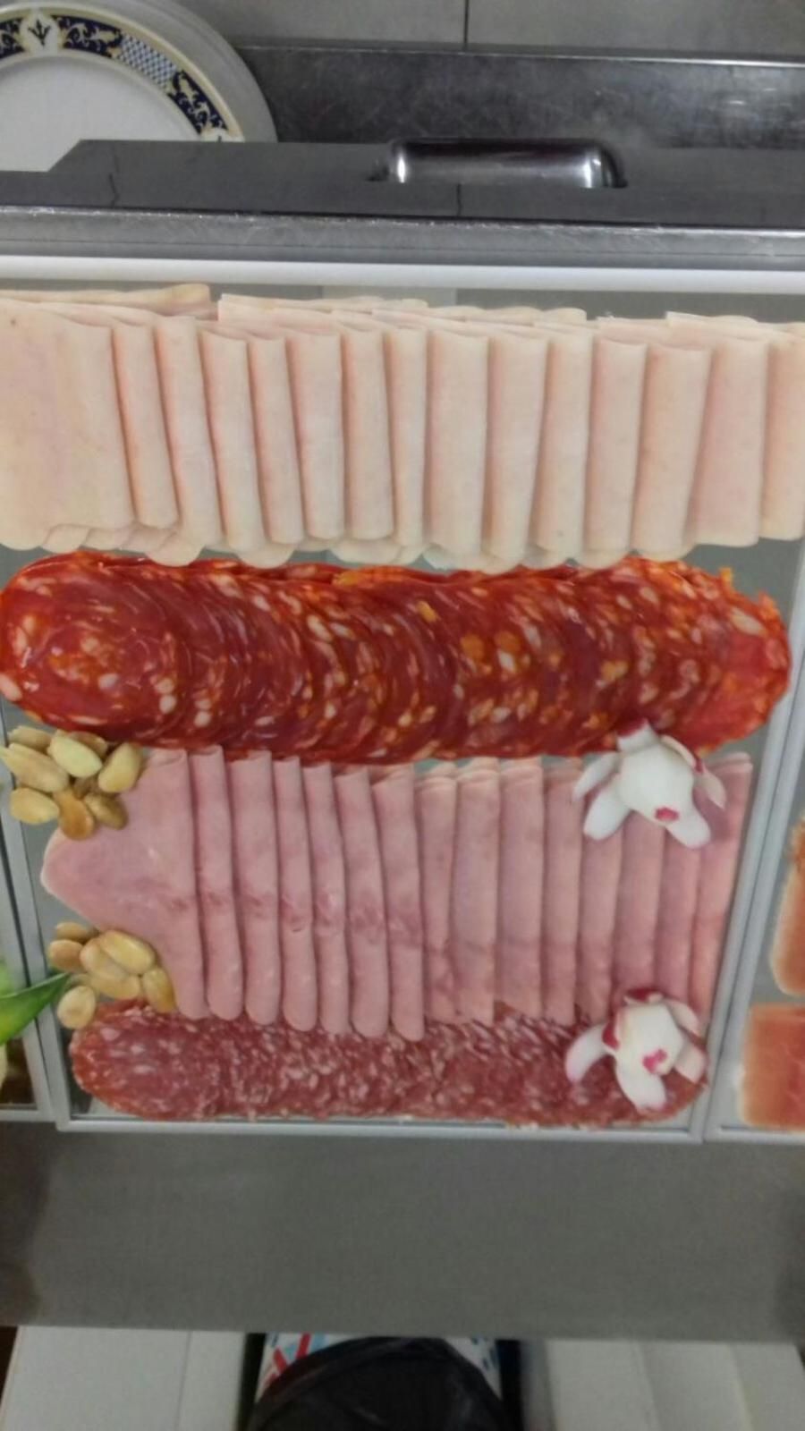 Un présentoir de viandes, avec différents types de charcuteries.