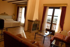 TV, fireplace - Hotel Rural Los Nogales (Pozo Alcon)