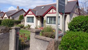 A row of houses with a sign indicating 'The Kemps - Guesthouse'. - THE KEMPS Guest House (Inverness)