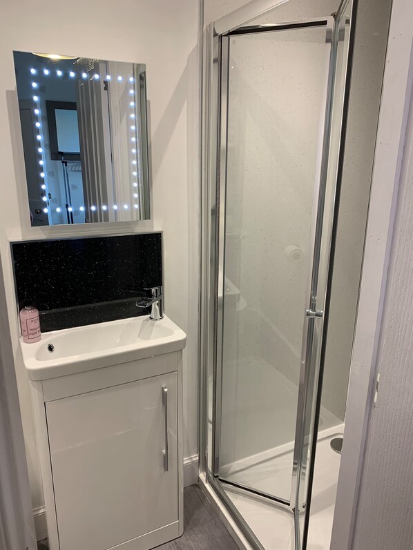 Double Room, Ensuite | Bathroom amenities