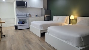Habitación Deluxe doble, 2 camas dobles, no fumadores, cocina básica | Ropa de cama hipoalergénica, minibar, wifi gratis y ropa de cama