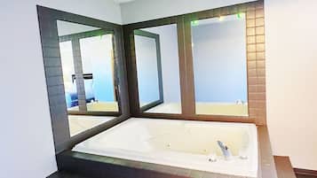 Suíte estúdio conforto, 1 cama King, para não fumantes, vista para o rio | Banheiro | Chuveiro/banheira combinados, banheiras de fontes termais