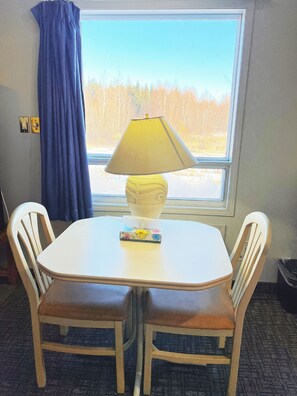 Comfort-Studiosuite, 1 King-Bett, Nichtraucher, Flussblick | Essbereich im Zimmer