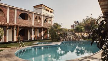 Habitación Deluxe doble | Edredones de plumas, colchones Select Comfort, escritorio