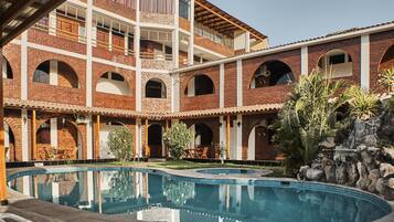 Una piscina al aire libre (de 09:00 a 21:00), sombrillas, tumbonas