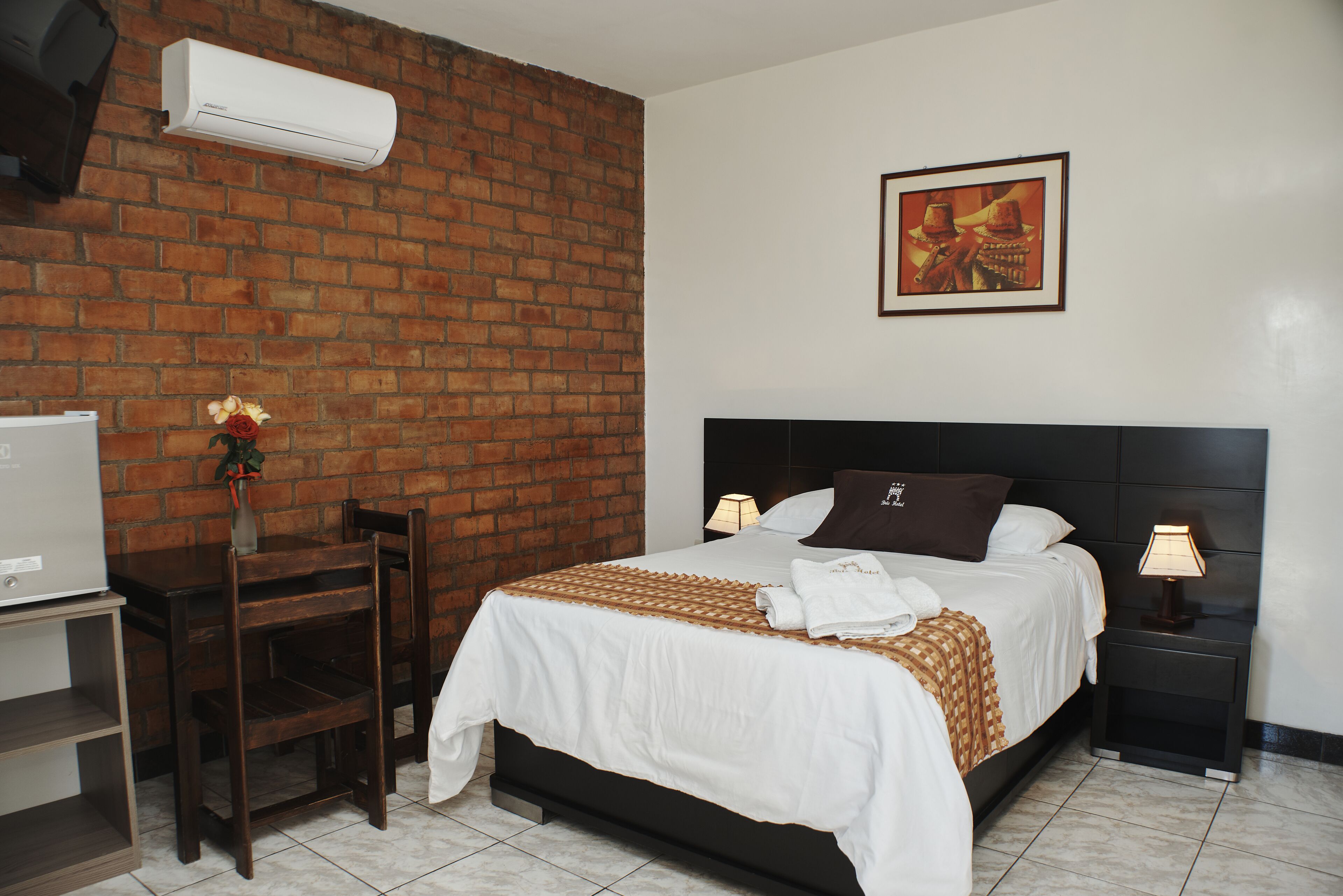 double room, 1 double bed | down duvets, select comfort beds, desk, laptop workspace