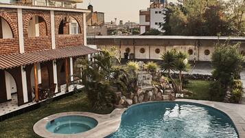 Una piscina al aire libre (de 09:00 a 21:00), sombrillas, tumbonas