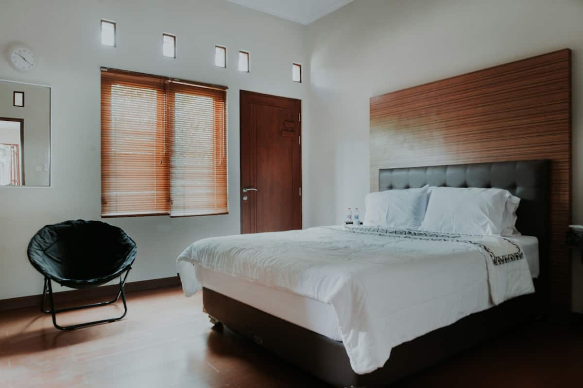 Iron/ironing board, rollaway beds, free WiFi