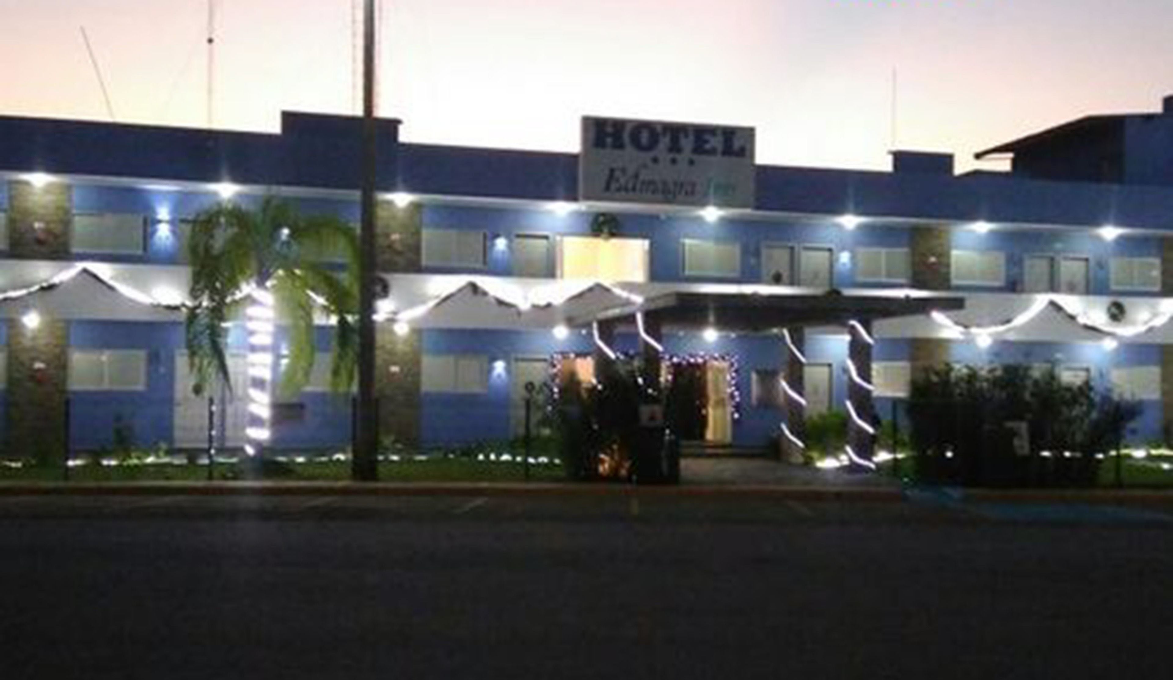 واجهة المنشأة - في المساء/الليل