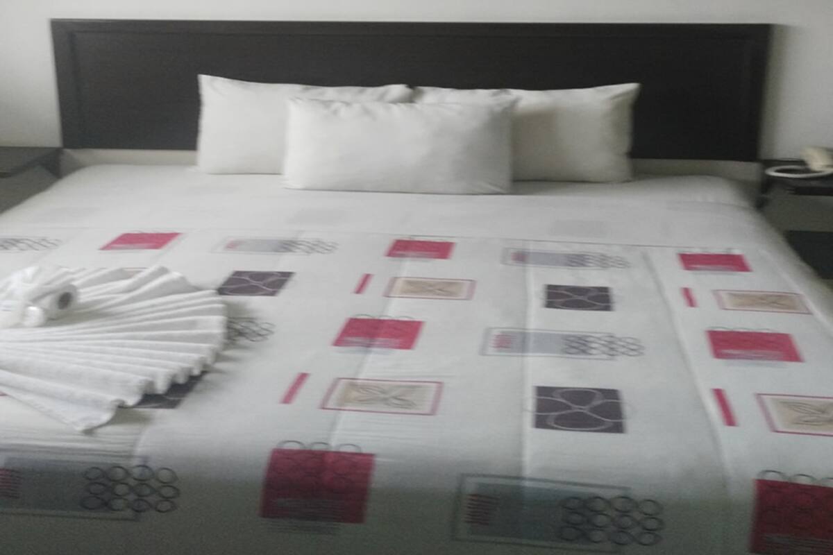 Standard Room, 1 Katil Raja (King) | Peti besi dalam bilik, meja, langsir/tirai gelap terus, kalis bunyi 