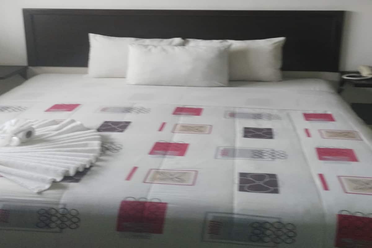Standard Room, 1 King Bed | In-room safe, individually furnished, desk, blackout curtains
