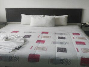 Standard Room, 1 King Bed | In-room safe, individually furnished, desk, blackout drapes - Hotel Edmagra Inn (Villahermosa)