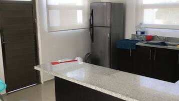 Casa económica, varias habitaciones, para no fumadores | Cocina privada | Refrigerador con congelador, microondas, horno y utensilios de cocina