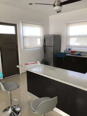 Economy House, Multiple Bedrooms, Non Smoking | Private kitchen | Full-size fridge, microwave, oven, cookware/dishes/utensils - Hermosa Casa con Alberca Privada (Mérida)