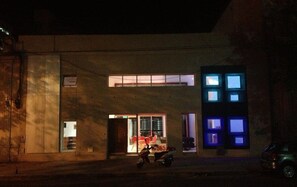 Front of property – evening/night - Hostel Unico (La Plata)