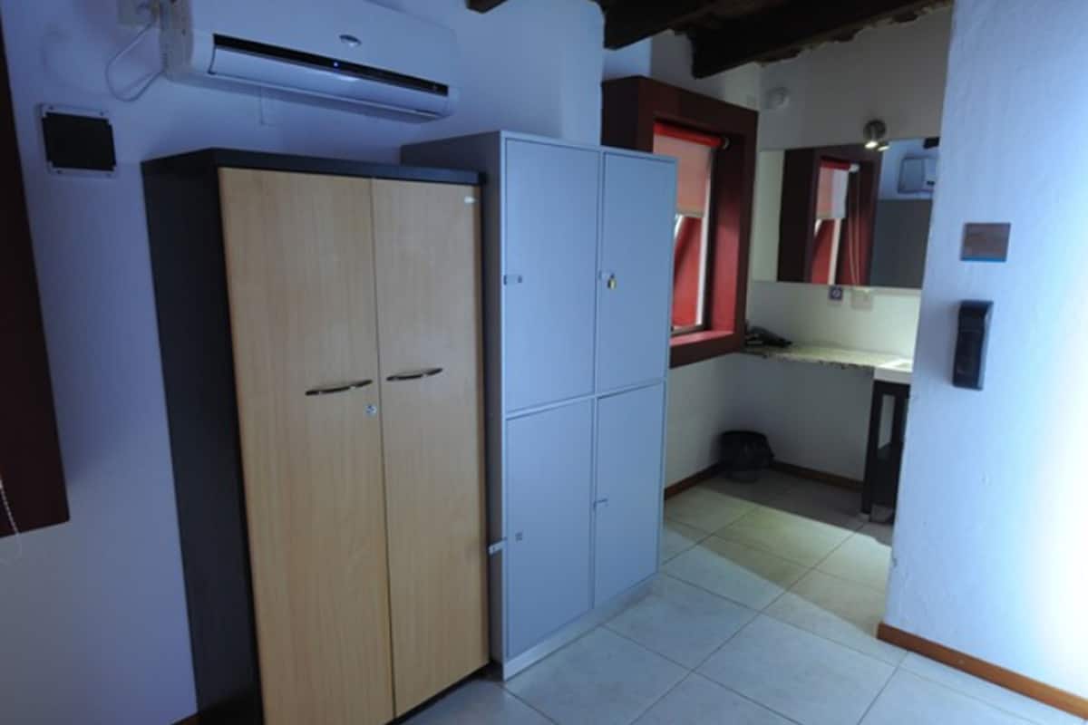 Cortinas blackout, tabla de planchar con plancha y wifi gratis