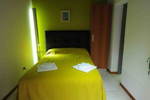 Cortinas blackout, tabla de planchar con plancha y wifi gratis 