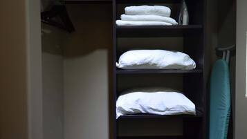 Suite, 1 cama Queen size y sofá cama, para no fumadores | Servicios de la habitación