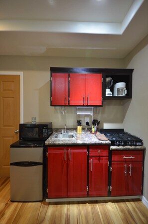 Suite, 1 grand lit et 1 canapé-lit, non-fumeur | Cuisinette privée | Mini-réfrigérateur, four à micro-ondes, surface de cuisson