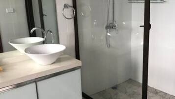 Deluxe Villa, Accessible | Bathroom | Shower, towels