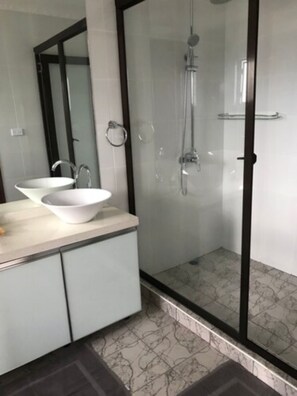 Deluxe Villa, Accessible | Bathroom