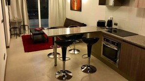 Apartamento familiar, 2 habitaciones, no fumadores, vistas a la piscina | Cocina privada