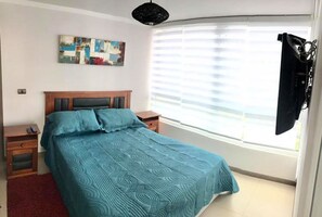 Familjelägenhet - 2 sovrum - icke-rökare - utsikt mot poolen | 2 sovrum, unika möbler, mörkläggningsgardiner och strykjärn/strykbräda