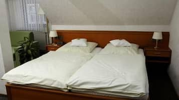 办公桌、婴儿床、免费 WiFi、床单