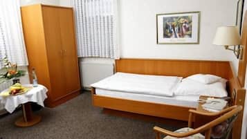 Schreibtisch, Babybetten, kostenloses WLAN, Bettwäsche