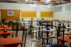 Lunsj og middag serveres