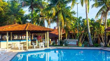 Una piscina cubierta, una piscina al aire libre