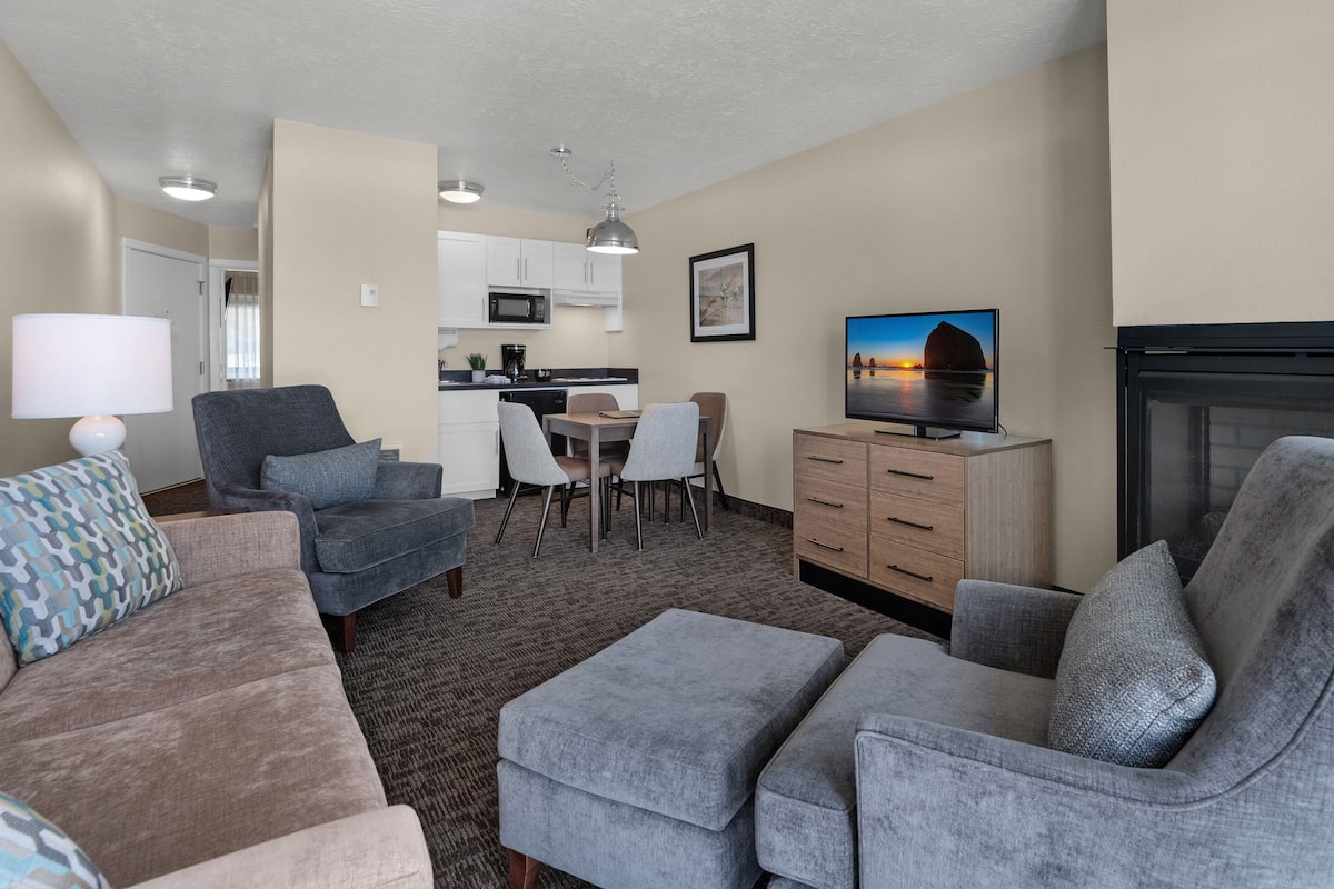 fireplace suite with ocean view | 1 bedroom, blackout curtains, free wifi, bed sheets