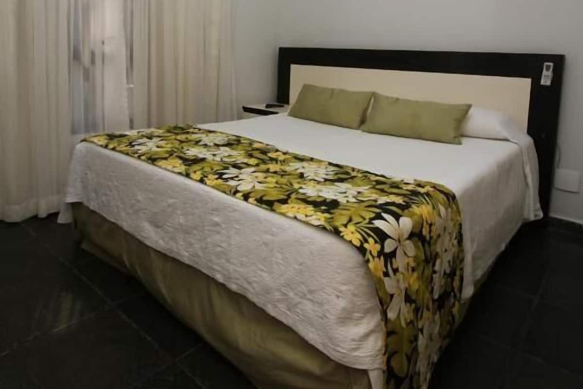 Minibar, free WiFi, bed sheets