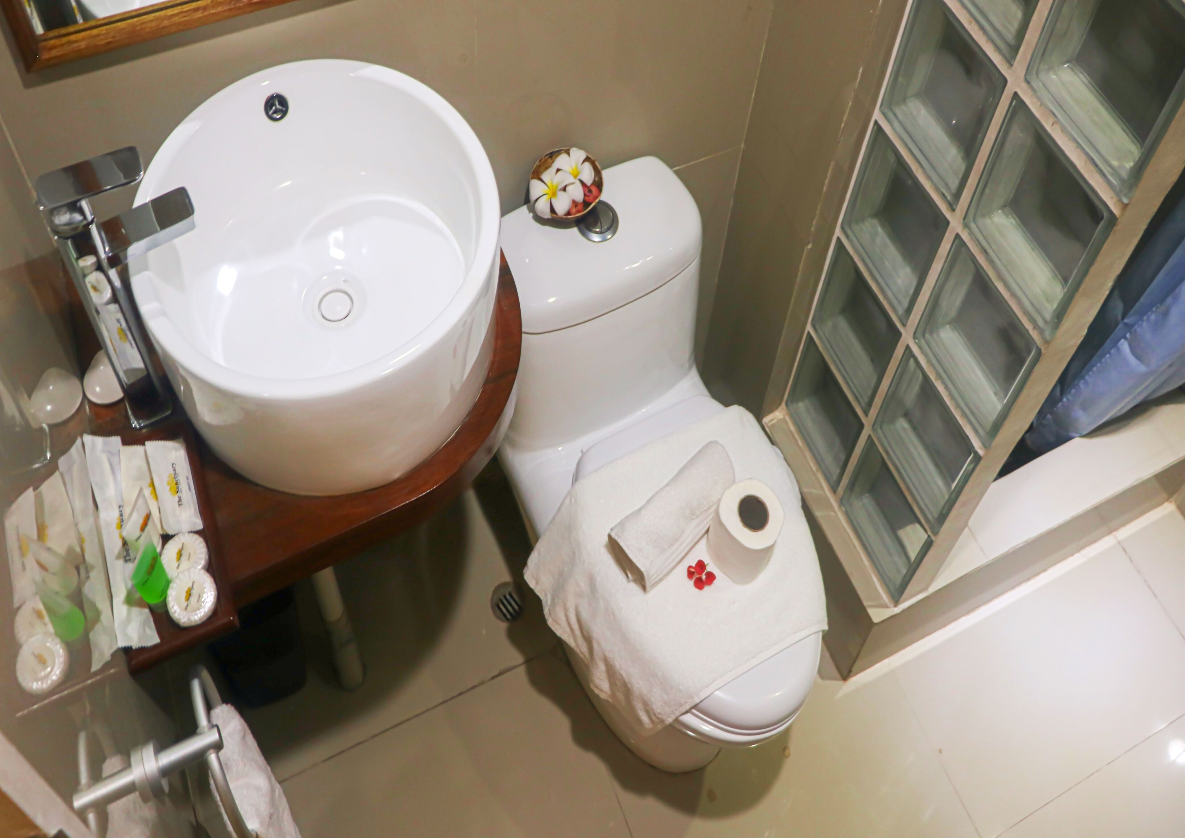 shower, free toiletries, hair dryer, slippers