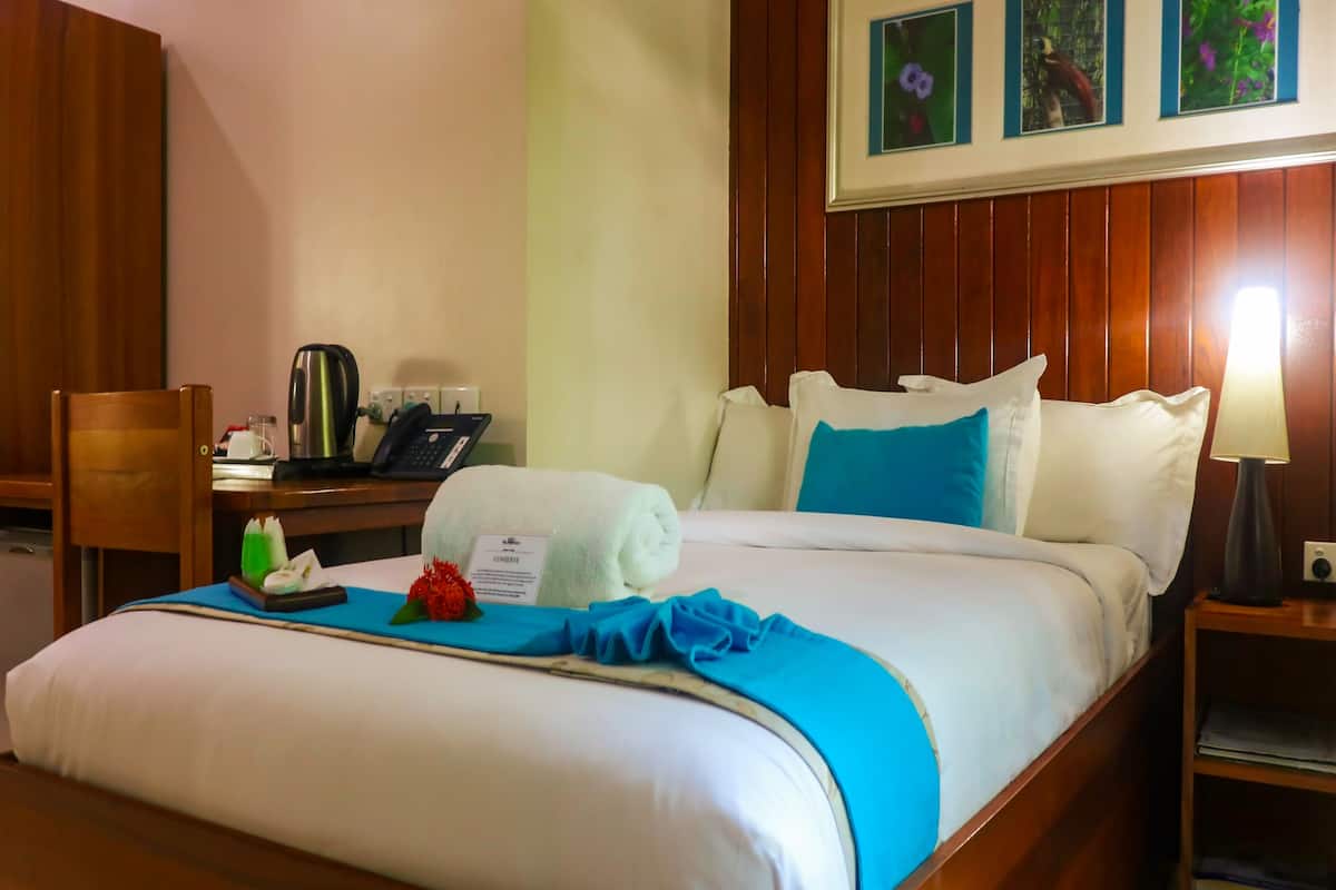 deluxe twin room | minibar, in-room safe, desk, iron/ironing board