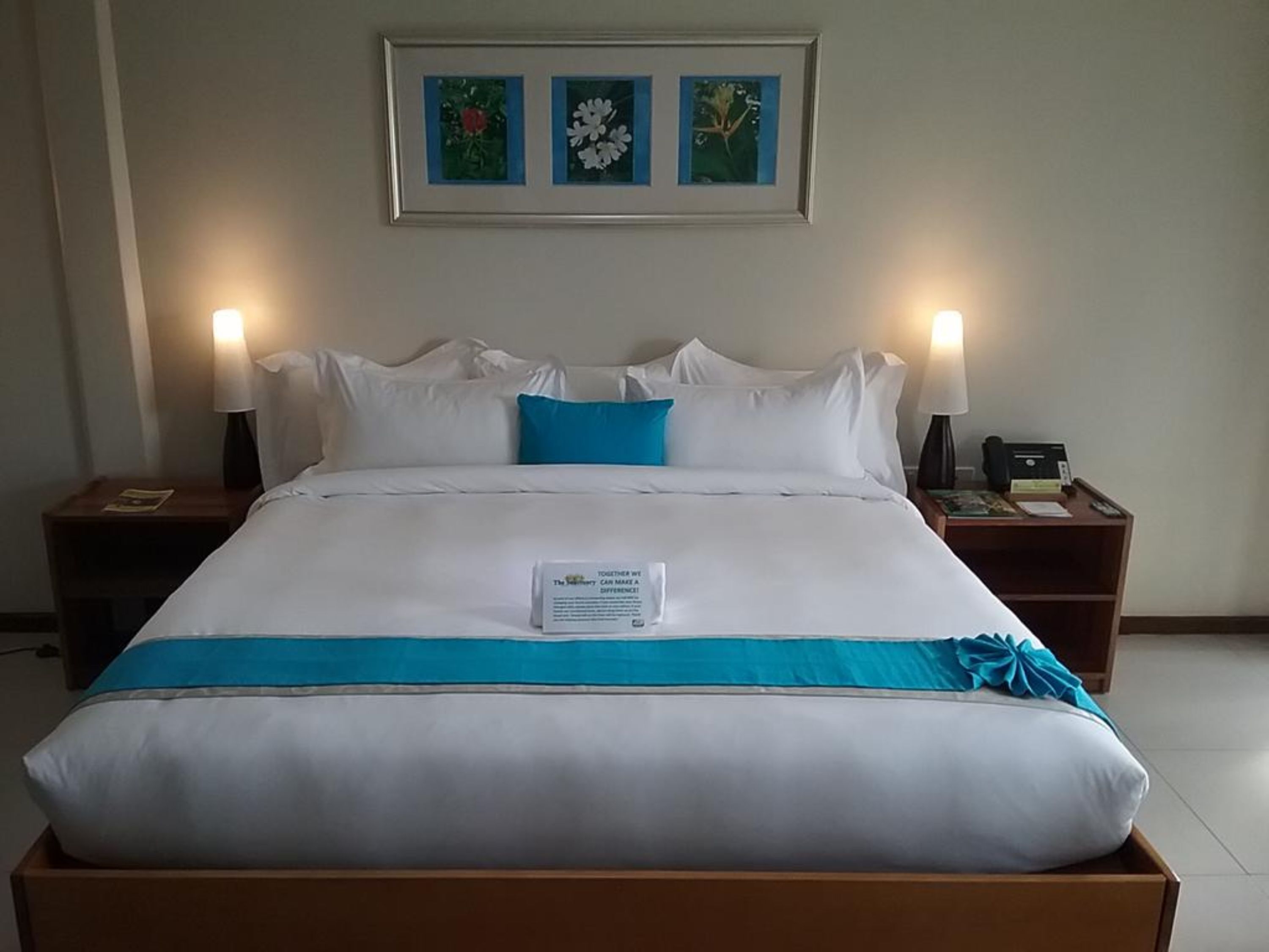 deluxe king room | minibar, in-room safe, desk, iron/ironing board