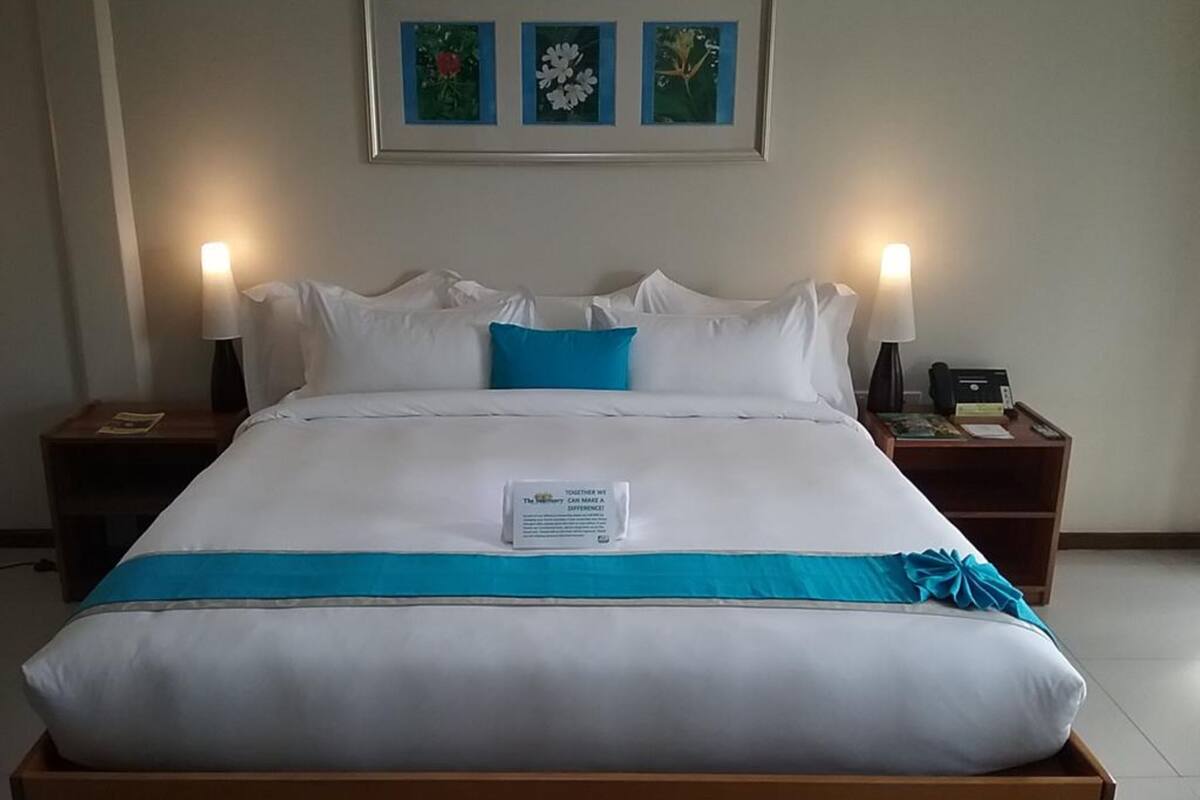 deluxe king room | minibar, in-room safe, desk, iron/ironing board